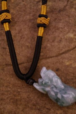 Collier Chinois et son pendentif en Jade Cochon