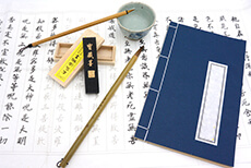 Materiel pour la calligraphie chinoise, encres, pinceaux, papier, livret