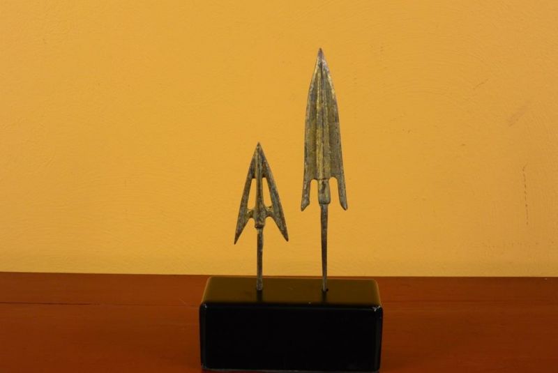 2 arrowheads on a metal base 1