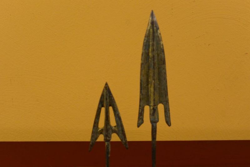 2 arrowheads on a metal base 2