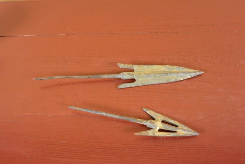 2 arrowheads on a metal base 5