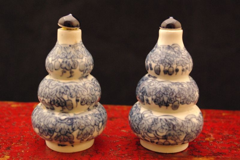 2 Chinese porcelain snuffbottle 1