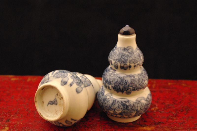 2 Chinese porcelain snuffbottle 3