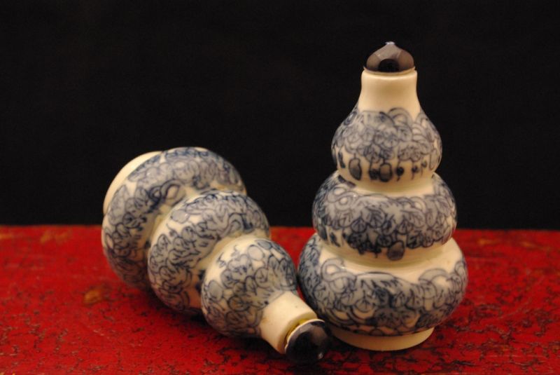 2 Chinese porcelain snuffbottle 4