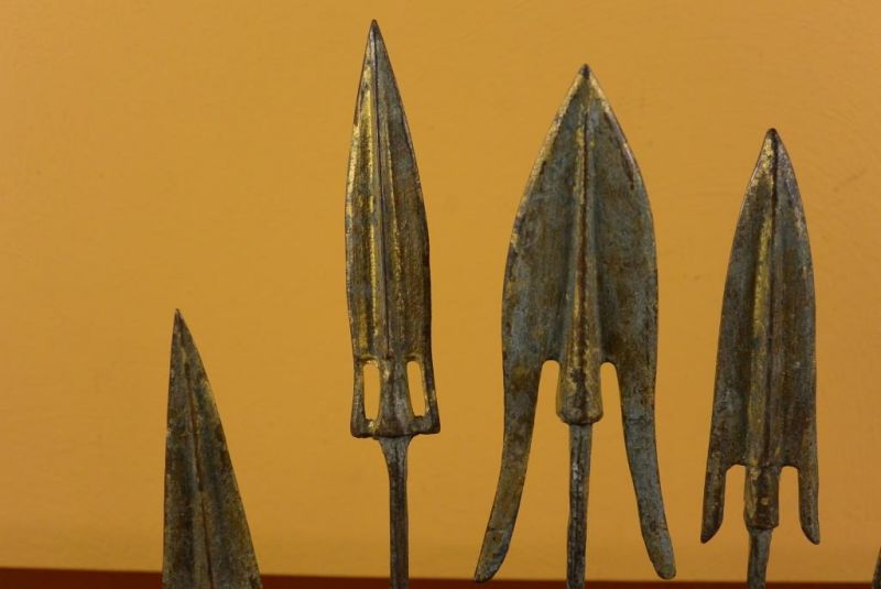 5 Pfeilspitzen auf einem Podest 2