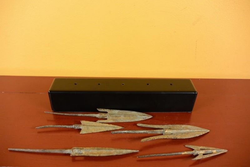 5 Pfeilspitzen auf einem Podest 5