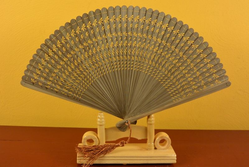 Abanico de madera de sándalo 1
