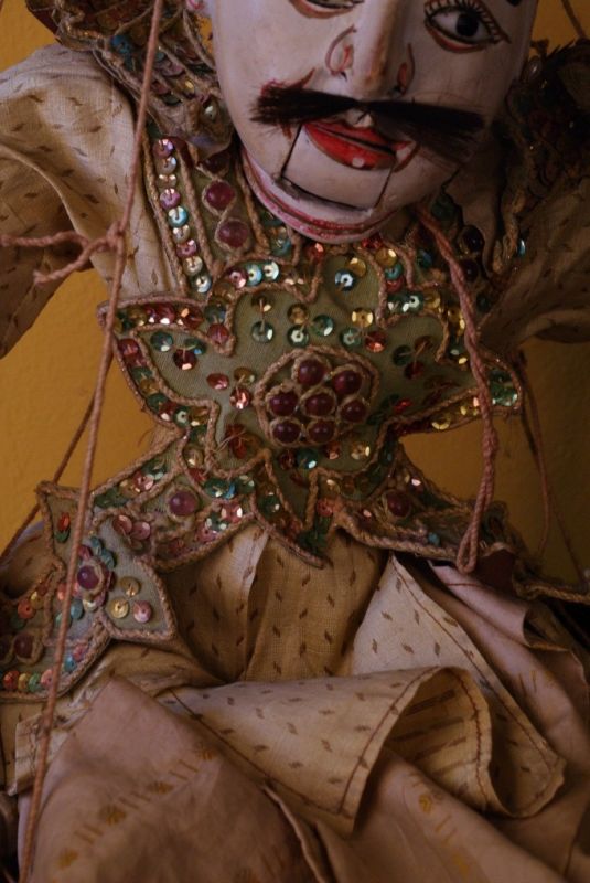 Alte birmanischen Marionette mit Seide Bekleidung 2