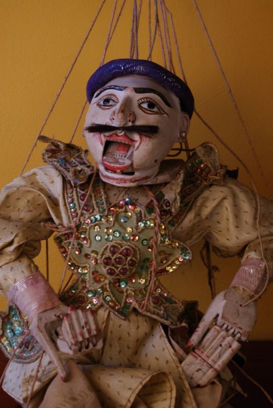 Alte birmanischen Marionette mit Seide Bekleidung 5