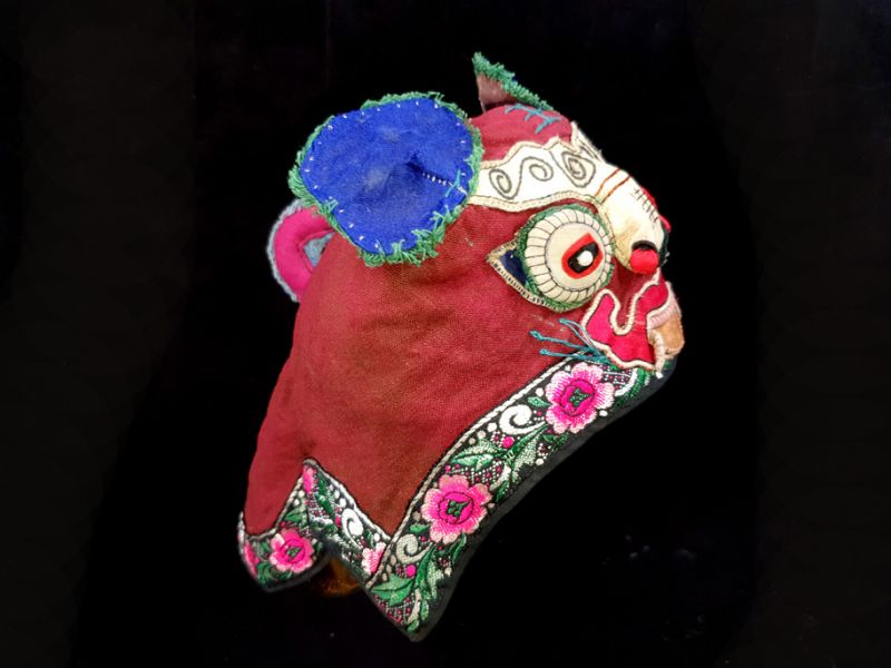 Alte chinesische Kind hut Roter und blauer Drache 2
