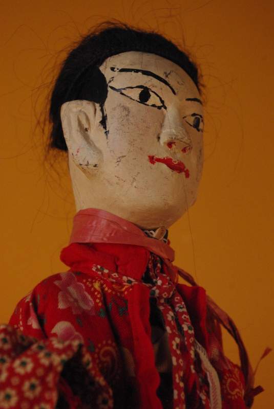 Alte chinesische rote und weisse Marionette 3