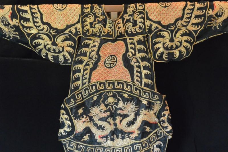 Alte chinesische Theater-Kostüm Schwarz und Gold 2