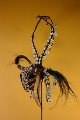 Alte indonesische Brustharnisch - Stamm - Rhinozerosvogel
