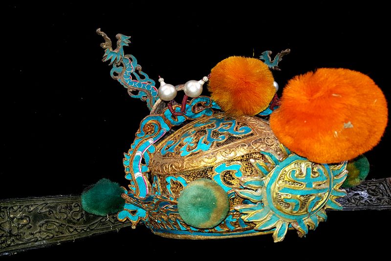 Alter chinesischer Theatre Kappe Der goldene Drache 2