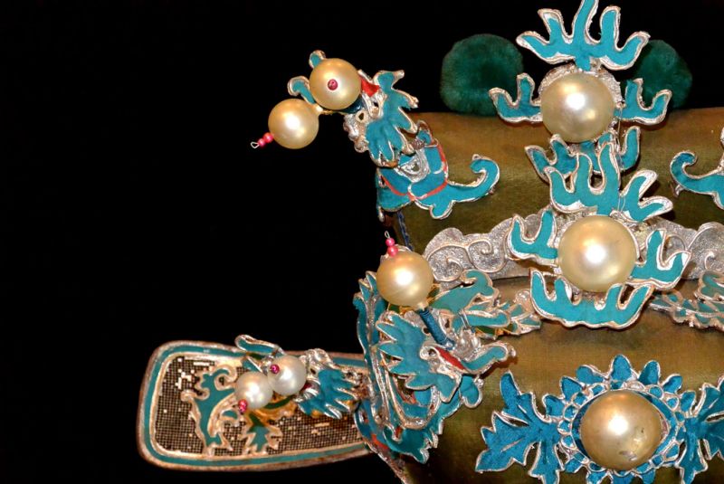 Alter chinesischer Theatre Kappe Drachen und Perlen 2