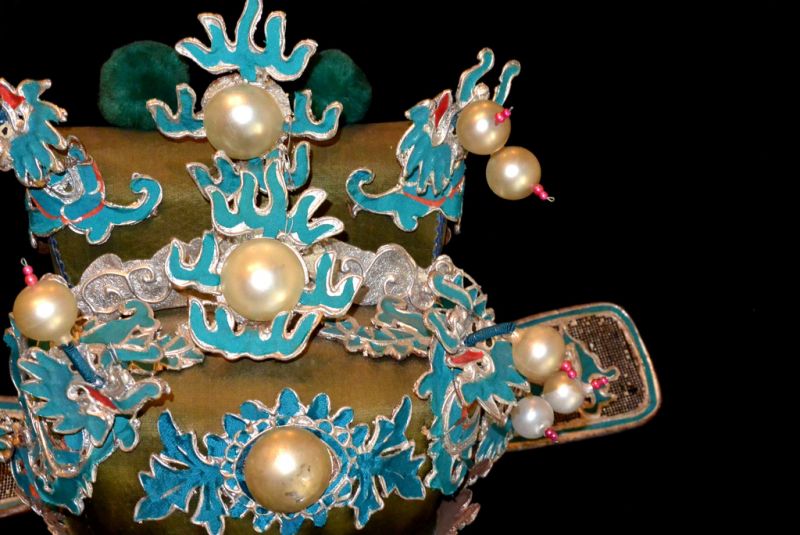 Alter chinesischer Theatre Kappe Drachen und Perlen 3
