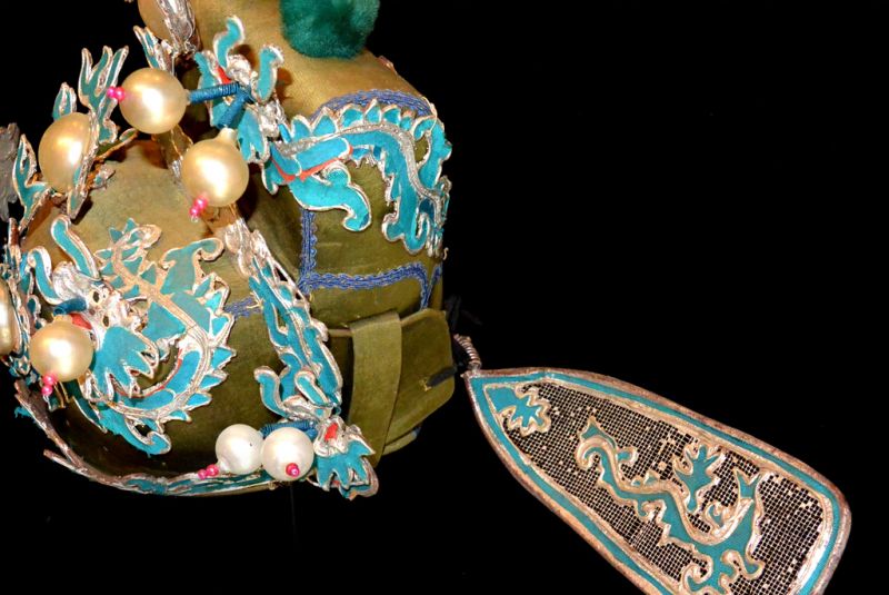 Alter chinesischer Theatre Kappe Drachen und Perlen 4