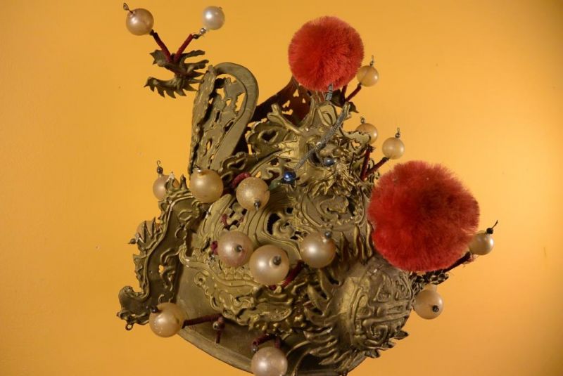 Alter chinesischer Theatre Kappe - Rot und Gold Helm 2 3