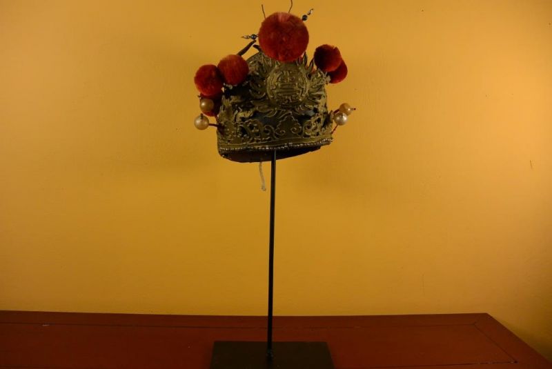 Alter chinesischer Theatre Kappe Rot und Gold Helm 2