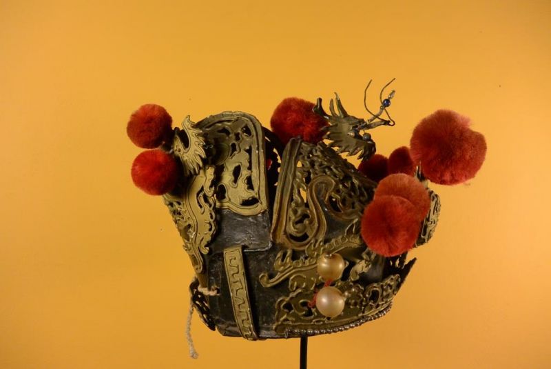 Alter chinesischer Theatre Kappe Rot und Gold Helm 3