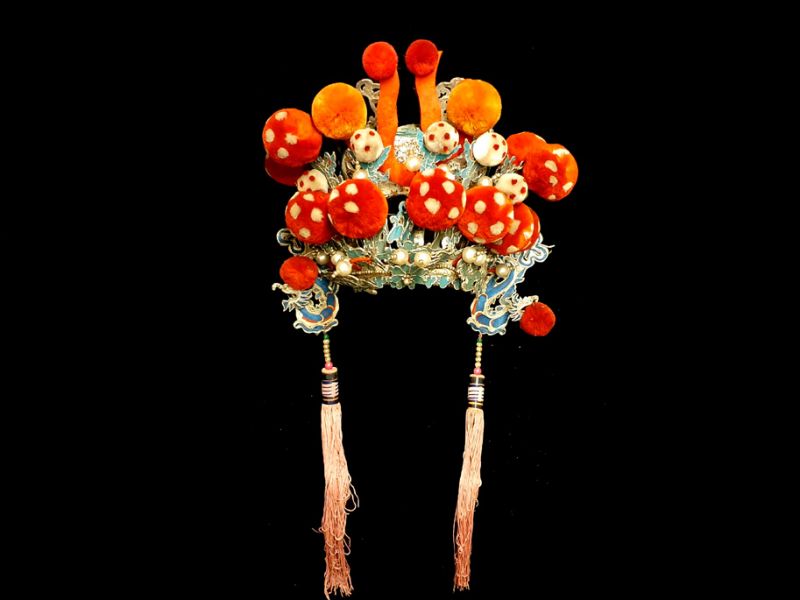 Alter chinesischer Theatre Kappe Rote und orangefarbene Quasten 3