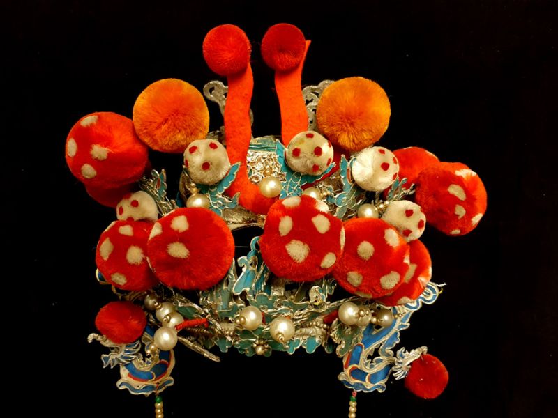 Alter chinesischer Theatre Kappe Rote und orangefarbene Quasten 4