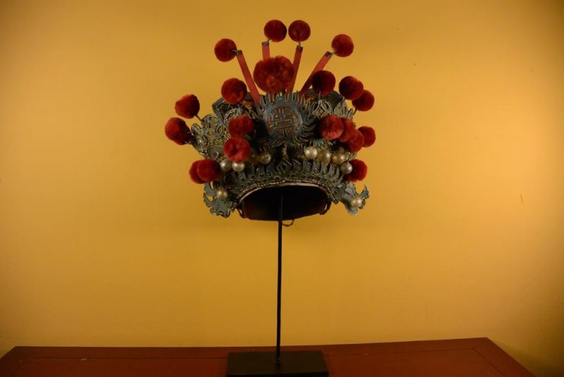 Alter chinesischer Theatre Kappe - Roter Schleife 2