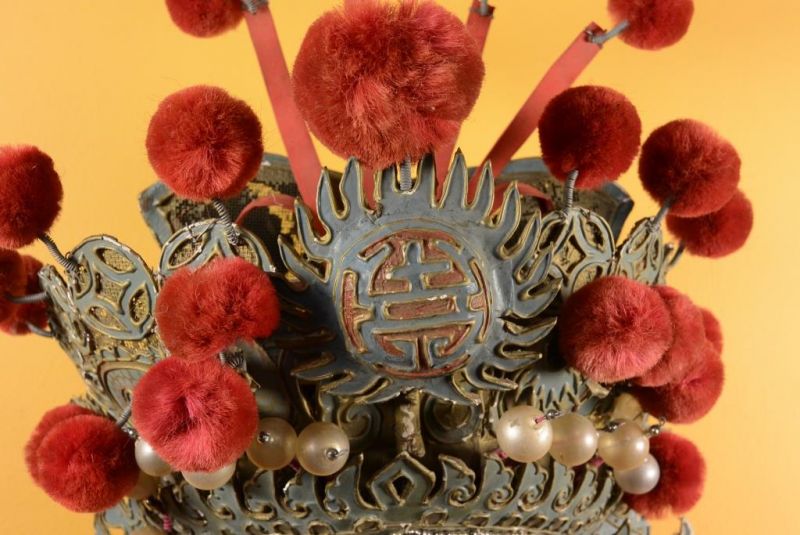 Alter chinesischer Theatre Kappe - Roter Schleife 3