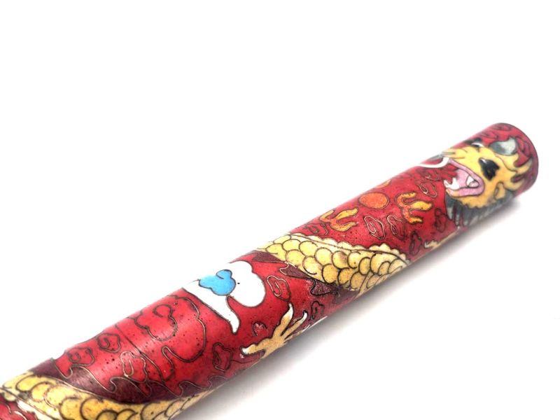Alter roter Cloisonné-Pinsel mit goldenem Drachen zwischen weißen Wolken 3
