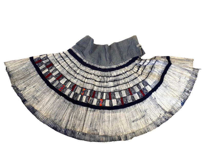 Altes Faltenkleid der Miao-Minderheit 2 3