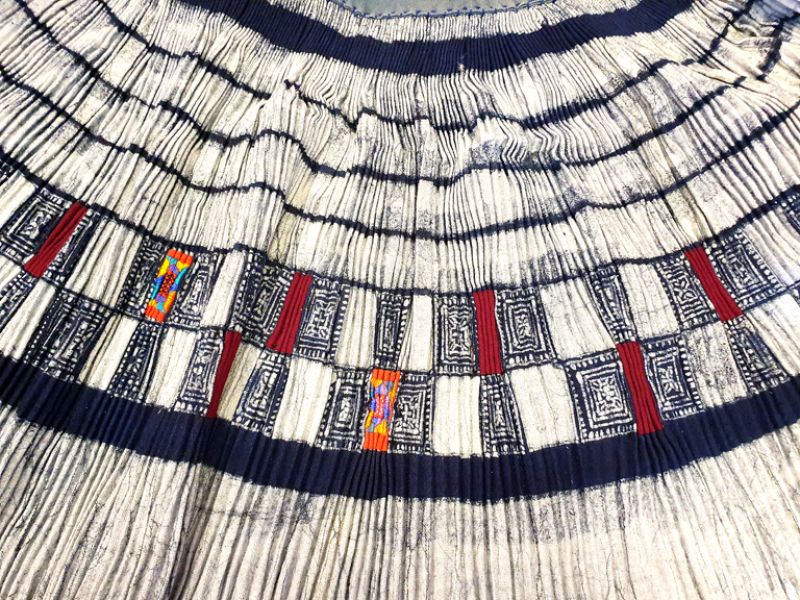 Altes Faltenkleid der Miao-Minderheit 2 4