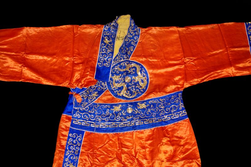 Altes traditionelles chinesisches Theaterkostüm - Orange – Kleidung des Kaisers 2
