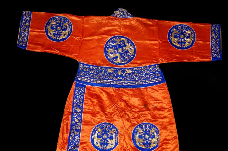 Altes traditionelles chinesisches Theaterkostüm - Orange – Kleidung des Kaisers 4