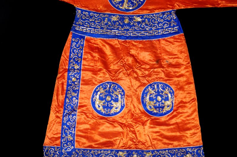 Altes traditionelles chinesisches Theaterkostüm - Orange – Kleidung des Kaisers 5