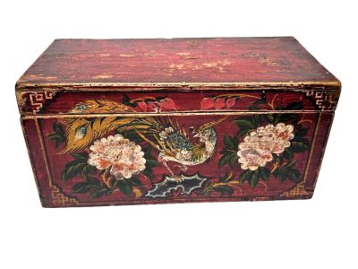 Ancien coffre chinois en bois rouge orné d’un oiseau du Paradis et de pivoines