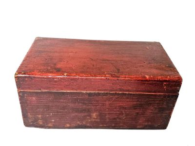 Ancien Coffre Chinois en Bois Rouge Patiné