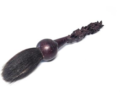 Ancien Pinceau Calligraphique Sculpté à la Main – Élégance et Héritage de la Dynastie Qing Ancien Pinceau Calligraphique Sculpté à la Main – Élégance et Héritage de la Dynastie Qing