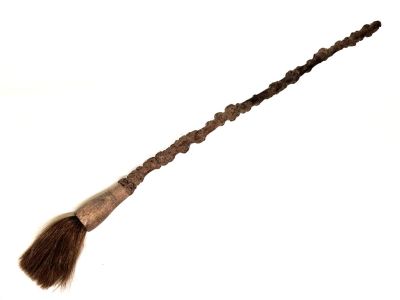 Ancien pinceau décoratif en bois de cerisier sculpté - 71cm