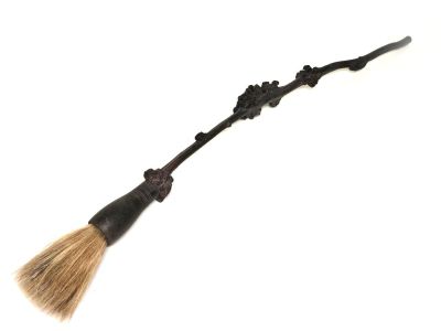 Ancien pinceau décoratif en bois de cerisier sculpté - 73cm