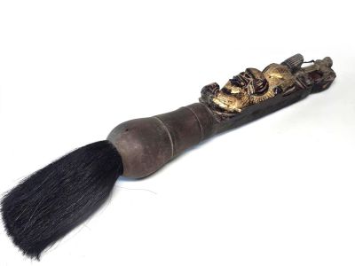 Ancien Pinceau Sculpté d’un Chien Foo Protecteur – Symbole Impérial de Garde Qing