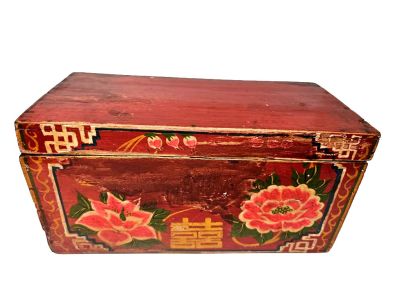 Ancien coffre chinois en bois rouge peint à pivoines et symbole du bonheur