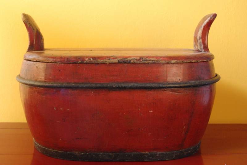Boite chinoise ancienne Bai en rotin tressé et bois cintré