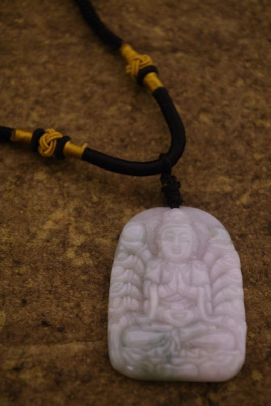 Anhänger aus Jade Buddha tausend Hände 3