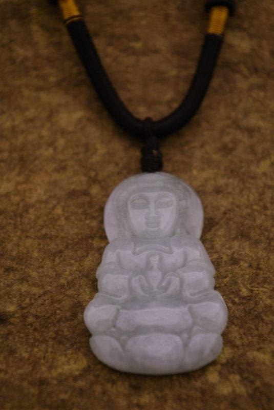 Anhänger aus Jade Weisser Buddha mit grünen Reflexen 2