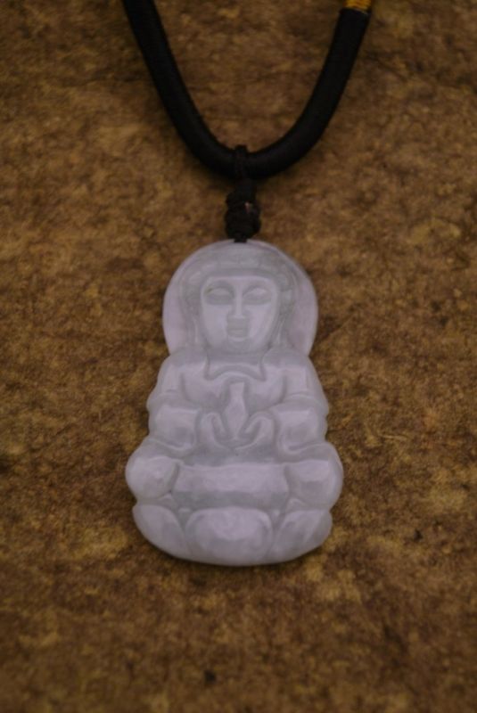 Anhänger aus Jade Weisser Buddha mit grünen Reflexen 3