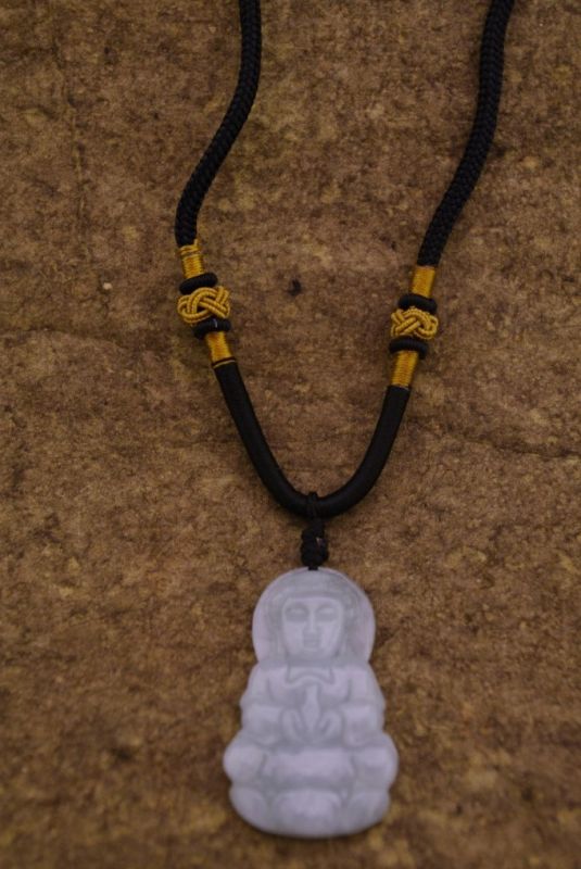 Anhänger aus Jade Weisser Buddha mit grünen Reflexen 4