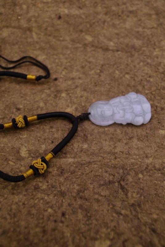 Anhänger aus Jade Weisser Buddha mit grünen Reflexen 5