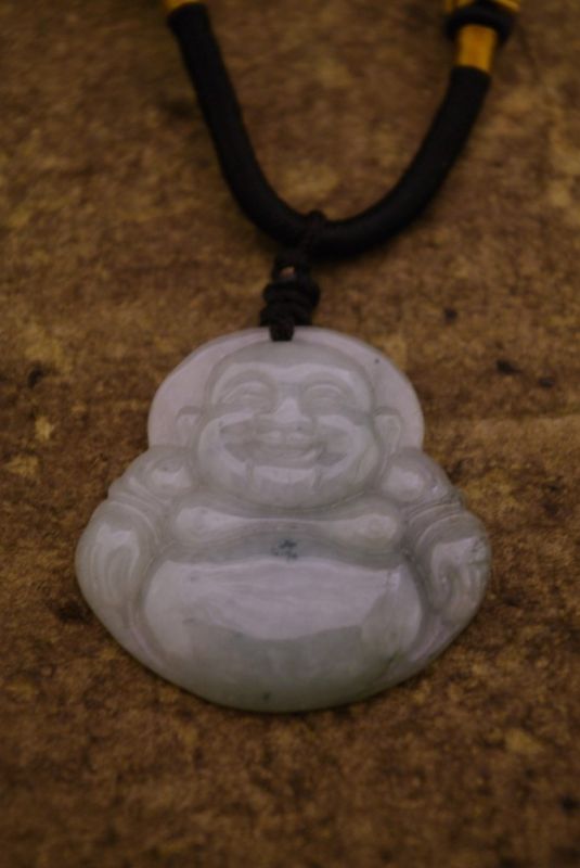 Anhänger aus Jade Weisser Lachender Buddha mit grünen Reflexen 2