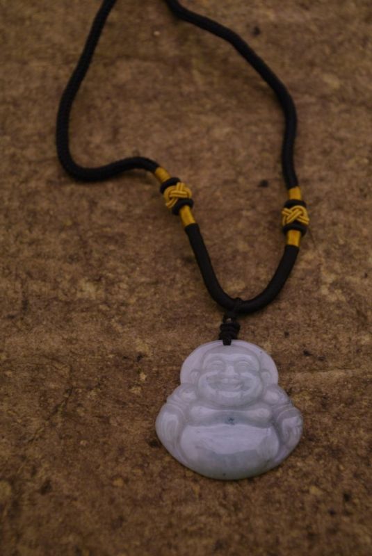 Anhänger aus Jade Weisser Lachender Buddha mit grünen Reflexen 3