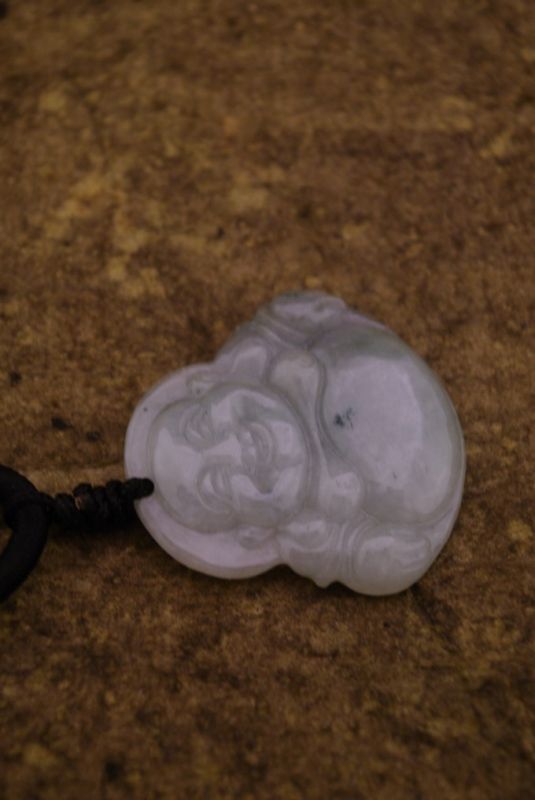 Anhänger aus Jade Weisser Lachender Buddha mit grünen Reflexen 4